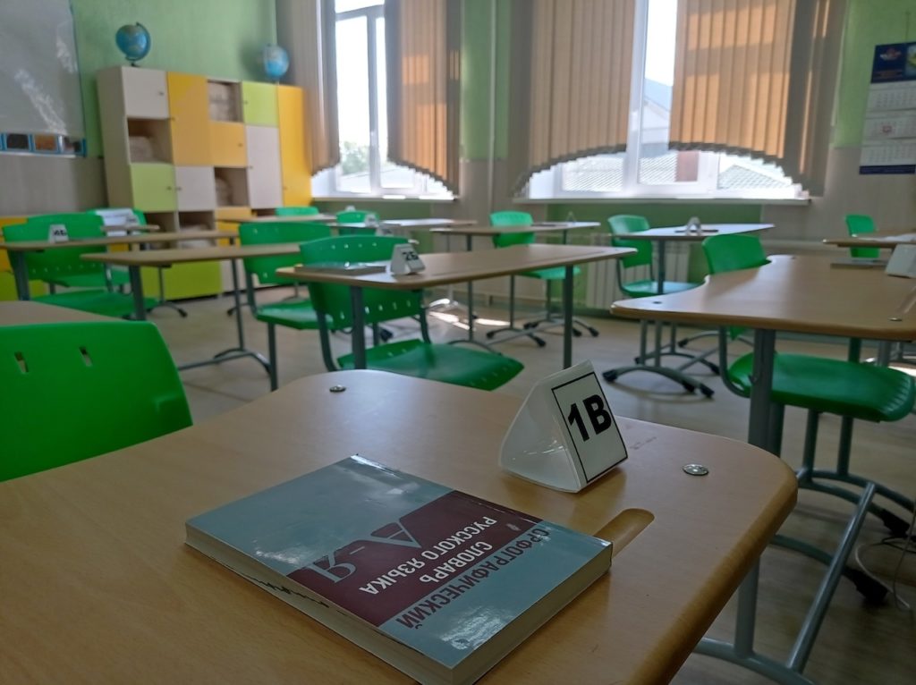 Рязанская область дополнительно получит более 30 млн рублей на капитальный ремонт школ Об этом на своей странице в соцсети сообщил глава региона Павел Малков Он отметил что решение о выделении допсредств одобрила Комиссия Федерального Собрания РФ по перераспределению бюджетных средств Всего в этом году по нацпроекту Молодёжь и дети на капремонт школ в регионе направим почти 592 млн рублей В порядок планируется привести 10 школ региона Сасовскую школу 3 Михайловскую школу 2 Спасскую гимназию Сараевскую школу Захаровскую школу 1 Чулковскую школу Скопинского округа Морозово Борковскую школу Сапожковского округа Мурминскую школу Рязанского округа Кораблинскую школу 1 школу 19 25 города Рязани Все объекты входят в Народную программу Единой России В школах обновим коммуникации фасады и внутренние помещения Сделаем всё чтобы детям было комфортно и интересно учиться написал Павел Малков Благодарю федеральных коллег и лично Андрея Михайловича Макарова за поддержку и вниман