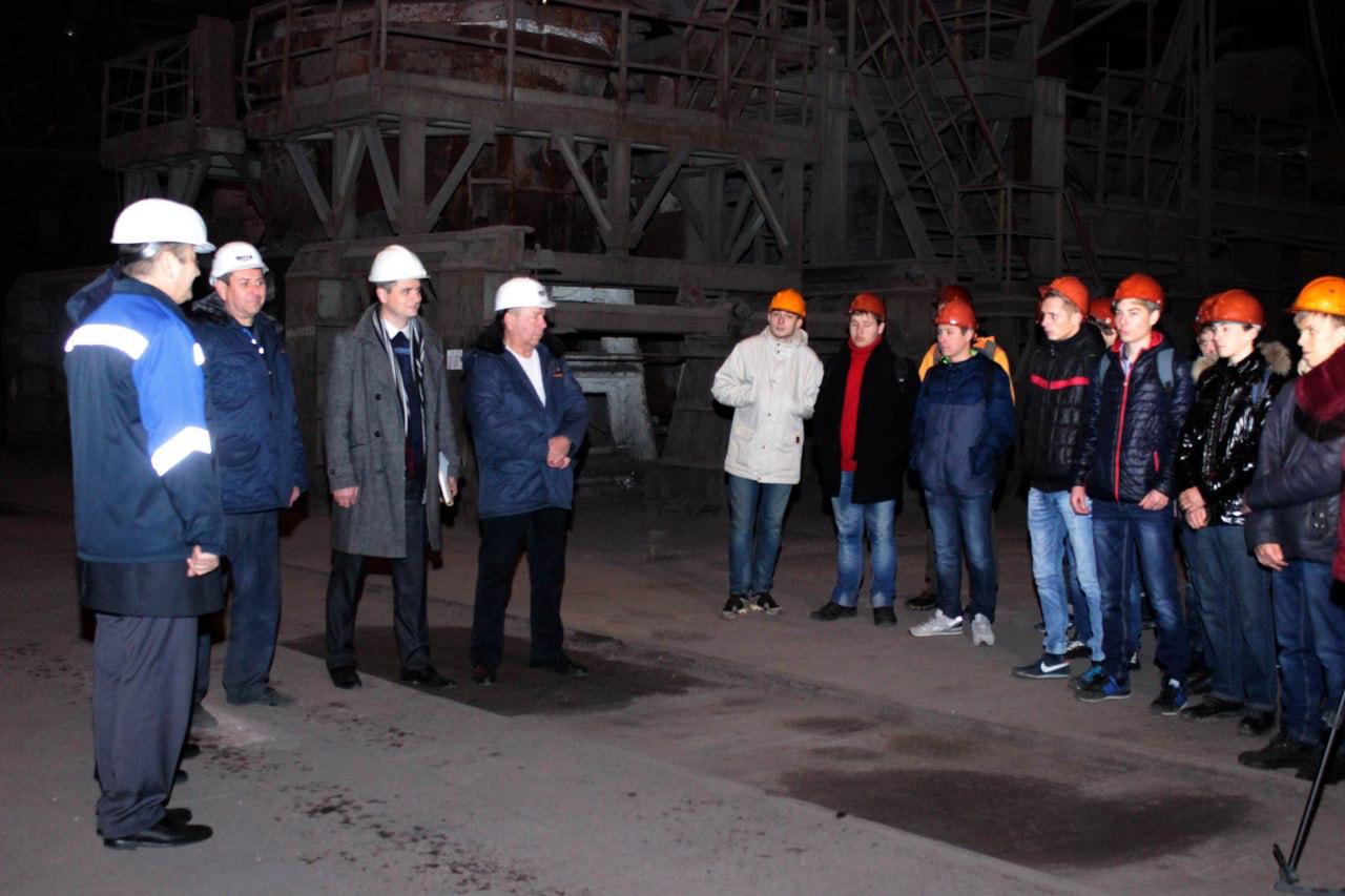 В ДНР почти 3200 студентов техникумов и колледжей учатся по программам федерального проекта Профессионалитет Из них 1500 человек поступили в 2025 году Проект охватил 19 учебных заведений и 43 предприятия региона Программа работает так компании сами участвуют в подготовке будущих сотрудников Они помогают составить учебные планы присылают своих специалистов вести занятия берут студентов на практику   Профессионалитет запустили в Донецкой Народной Республике ДНР в 2023 году За это время открыли пять кластеров педагогический медийный туристический строительный и сельскохозяйственный Об этом сообщила вице премьер правительства ДНР Лариса Толстыкина