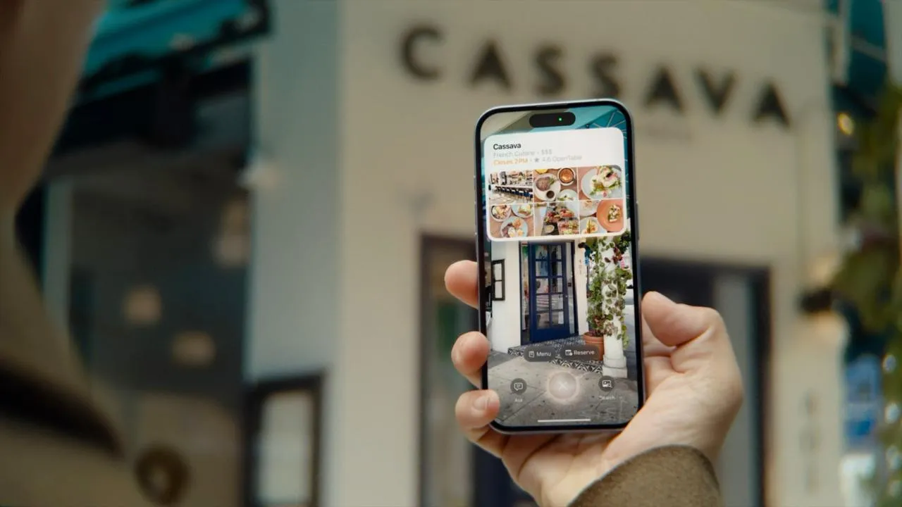 4 новые функции iOS 27 утекли в сеть до презентации Они подтверждают нечто очень интересное Пока Apple тестирует беты iOS 26 5 инсайдеры раздобыли частичку следующего масштабного обновления iOS 27 В утёкшем коде разработчик Николас Альварес обнаружили сразу несколько новых функций Судя по строкам бэкенда компания готовит как минимум четыре новых сценария использования ИИ но все они завязаны на реальных повседневных задачах В очередной раз Apple попытается переосмыслить свои ИИ Apple Intelligence но если ранее инсайдеры говорили о переходе на рельсы Google Gemini то сейчас появились подробности о самих функциях Главный акцент будет сделан на развитии Visual Intelligence Похоже Apple явно двигается в сторону экосистемы с носимыми устройствами среди которых будут умные очки AirPods с камерами и даже отдельные ИИ гаджеты Именно под них и готовится софт Одной из новых функций станет возможность сканировать этикетки продуктов и сразу показывать данные о составе и пищевой ценности а вся информация сможет записываться в приложение Здоровье Вторая функция описывает возможность создания новых контактов простым сканированием номеров телефонов и адресов Следующая группа нововведений автоматизация через ИИ В системе нашли намёки на генерацию цифровых пропусков от билетов до абонементов iPhone сам сможет распознавать документы и превращать их в удобную карту пропуска внутри системы Похожую механику уже использует Google Wallet но Apple судя по всему встроит это глубже в систему и завяжет на свои сервисы Вдобавок в Safari появится ИИ который будет автоматически называть группы вкладок на основе их содержимого То есть при открытии десятков страниц система сможет сама структурировать их без ручной сортировки Почти все эти нововведения косвенно подтверждают планы Apple по запуску абсолютно новой категории продуктов а именно смарт очков Скорее всего анонс такого устройства состоится в 2027 году но компания уже закладывает программную основу Официальный анонс iOS 27 и других новых систем ожидается на WWDC в июне а общедоступный релиз состоится в сентябре Мы в Max и VK