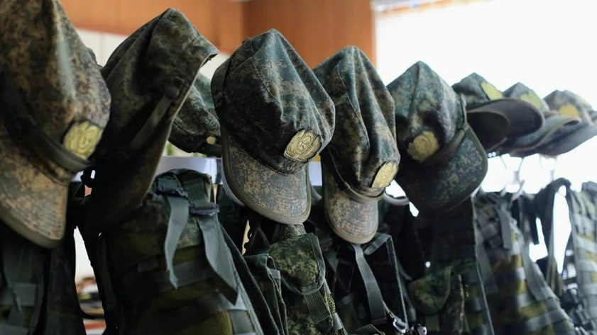Сенаторы направили в Госдуму три законопроекта для дополнительной поддержки участников СВО и членов их семей   Предлагается дать военнослужащим право на бесплатный проезд к месту прохождения военно-врачебной комиссии и обратно.   Второй законопроект предлагает бесплатное поступление на обучение в пределах выделенной квоты без проведения вступительных испытаний членам семей погибших участников СВО.   Третий законопроект наделяет достигших 18 лет детей участников СВО правом на компенсации и льготы в период между окончанием обучения в школе и поступлением в колледж, техникум и вуз до 1 сентября, сообщают РИА Новости со ссылкой на Совфед.  Фото: Екатерина Смолихина / amic.ru