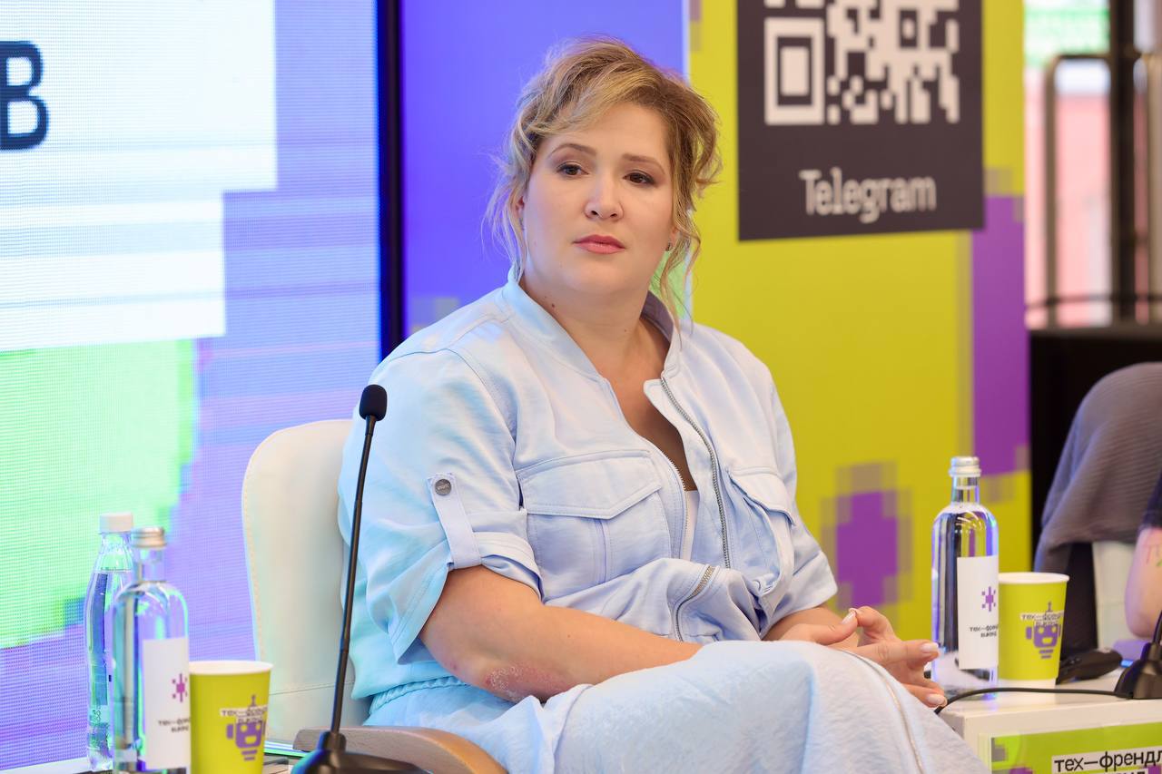 Альбина Мухаметзянова: искусственный интеллект позволяет сосредоточиться на творчестве Технологии искусственного интеллекта ИИ нивелируют барьеры, которые раньше мешали многим творческим людям выразить себя, уверена генеральный директор анимационной компании «ЯРКО» Альбина Мухаметзянова. Принимая участие в дискуссии «Сможет ли ИИ заменить писателей, копирайтеров и сценаристов» на конференции ЦИПР-2025, она рассказала о том, какие перспективы открывает ИИ для творческих индустрий. Эксперт подчеркнула, что с внедрением ИИ анимация претерпела значительные изменения. Мы видим в искусственном интеллекте важного партнера, который позволяет сосредоточиться на творчестве. Например, создание синопсисов или описаний персонажей сегодня занимает не дни, а считанные минуты. Это не замена человека, а инструмент, помогающий нам работать быстрее и эффективнее. ИИ освобождает наших специалистов от рутины и дает больше времени для генерации идей. При этом ИИ-сервисы становятся дешевле и проще в использовании, что позволяет активно применять их даже небольшим студиям и отдельным фрилансерам. Кроме того, такие инструменты могут быть приспособлены под людей с ограниченными возможностями здоровья, повышая их уровень социализации и качества жизни, — Альбина Мухаметзянова. Она рассказала о преимуществах ИИ-технологий для бизнеса: автоматизация сокращает издержки на производство контента до 30%, повышает производительность и ускоряет выход проектов на рынок. Так, исследование компании Bain & Company, проведенное в Бразилии, показало, что компании, внедрившие генеративный ИИ, отмечают рост производительности на 14% и финансовых результатов на 9%. Кроме того, искусственный интеллект способен анализировать тренды и создавать таргетированный контент. В рекламной отрасли ИИ помогает адаптировать продукт под целевую аудиторию, повышая конверсию на 15–20%. Подробнее читайте на нашем сайте.