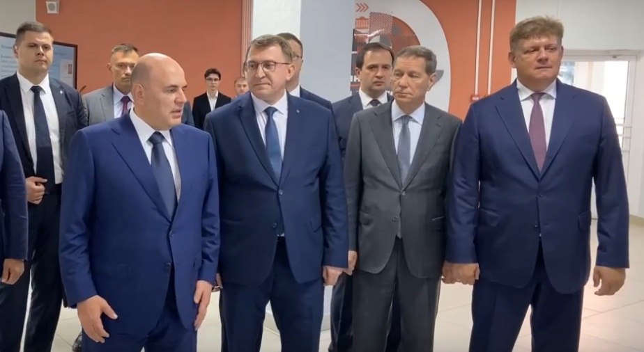 Премьер-министр пообещал дооснастить главный корпус ОмГУ Премьер-министр РФ Михаил Мишустин с рабочим визитом пребывает в Омске. Он посетил главный корпус Омского государственного университета им. Ф.М. Достоевского, справивший новоселье в 2024 году. И.о. ректора ОмГУ Иван Кротт рассказал главе российского правительства о работе вуза. В структуру госуниверситета сейчас входит Институт среднего профессионального образования, восемь факультетов, 33 кафедры, три научно-исследовательские лаборатории, центр делового образования, а также филиал Казахского национального университета имени аль-Фараби, который начинает работу в 2025-2026 учебном году. И.о. ректора обратил внимание премьер-министра, что есть потребность дооснастить главный корпус мебелью и техникой. . - Без сомнения, поддержка необходимая, которая на сегодняшний запрошена, будет оказана. Все поручения необходимые дадим, - ответил Михаил Мишустин. Помимо дооснащения главного корпуса, будет оказана поддержка с ремонтом двух общежитий вуза.