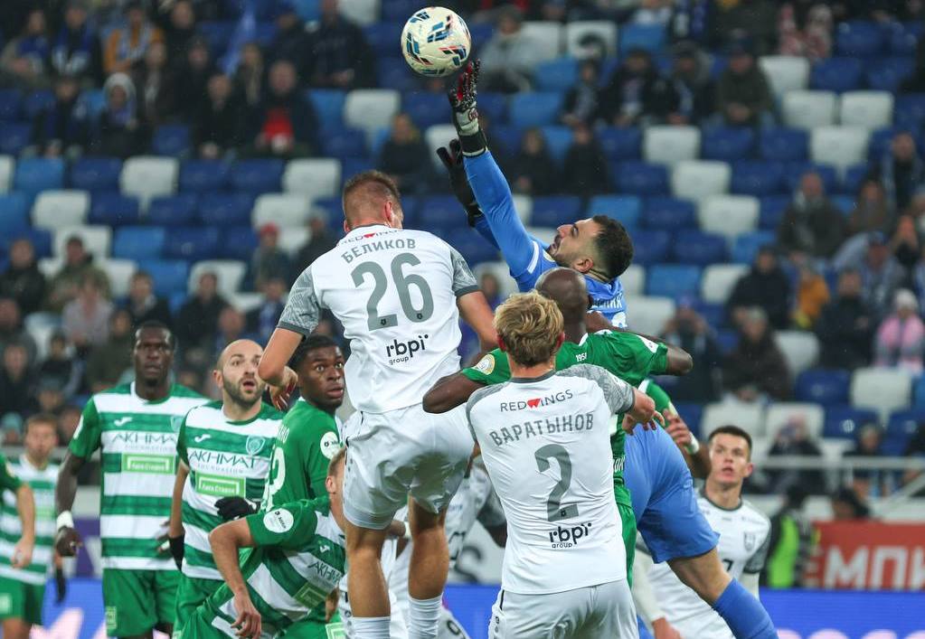 Калининградская Балтика дома обыграла грозненский Ахмат Игра на Ростех Арене 2 ноября завершилась со счетом 2 0 Авторами голов выступили Максим Петров и Сергей Пряхин Игра выдалась активной и зрелищной Не обошлось и без нарушений Так на 59 й минуте за грубый фол против футболиста Балтики Ираклия Манелова с поля удалили нападающего Ахмата Георгия Мелкадзе В меньшинстве гости реабилитироваться уже не сумели Балтийцы на 4 месте в турнирной таблице