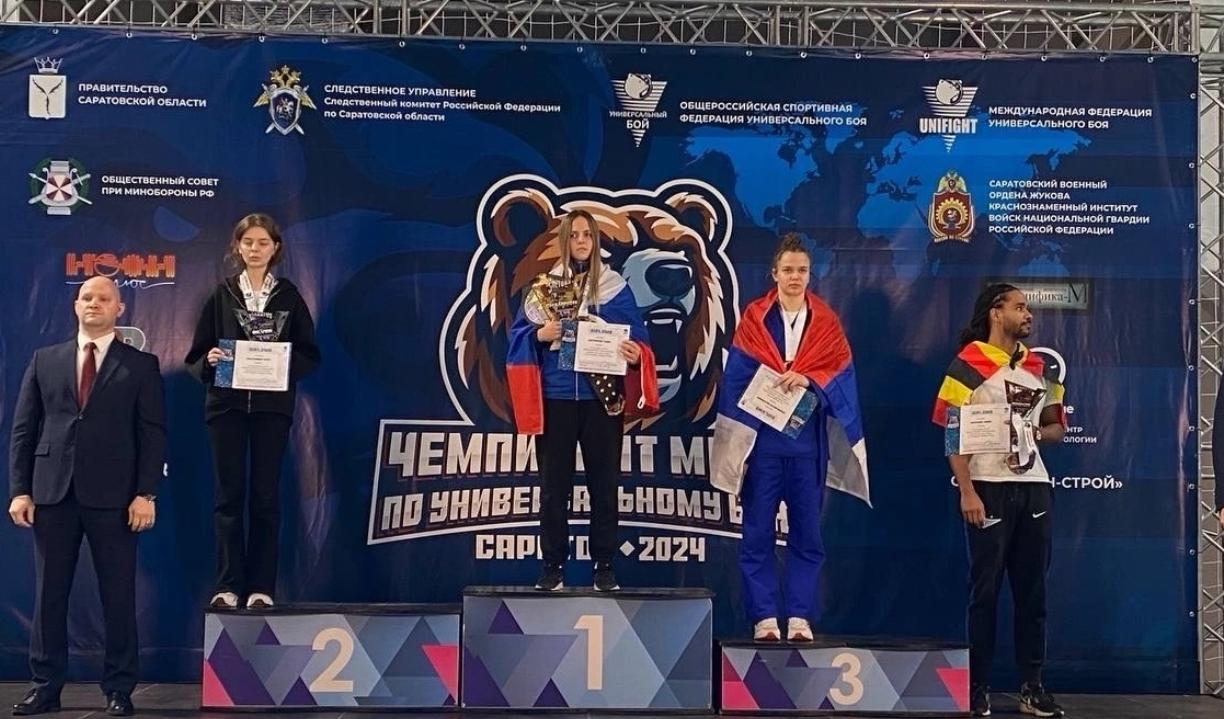 Бурятская спортсменка стала чемпионкой мира по универсальному бою  Яна Антонюк забрала золото на чемпионате мира по универсальному бою в Саратове. Она стала сильнейшей в весовой категории до 70 кг среди женщин  лайт , сообщили в центре спортивной подготовки республики.   Также бронзовую награду турнира награду завоевала представительница республики Анастасия Балаганская. Девушка сражалась в весовой категории до 63 кг среди женщин  классика .   В этом году соревнования посетили более 300 спортсменов из 27 стран мира. В числе участников оказались представители Казахстана, Узбекистана, Белоруссии, Грузии, Армении, Турции, Монголии, Сирии, Иракп, Египта, Туниса, Уганды, Танзании и Канады.   Праздник спорта длился четыре дня. Участники соревновались в прохождении полосы препятствий и бое на ринге. В программе - бои в дисциплине лайт и бои по универсальному бою  классика . Сборная России по итогам общекомандного зачета заняла первое место.  Поздравляем