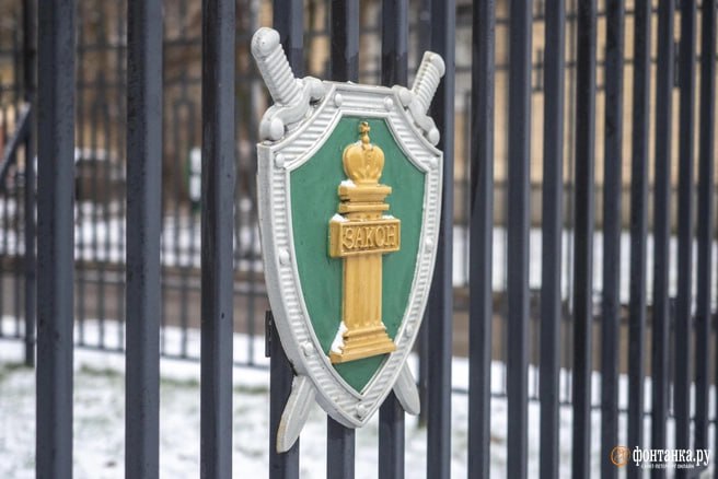 Работа торгового центра Школьный на улице Борисенко во Владивостоке приостановлена по решению суда Поводом стали грубые нарушения требований пожарной безопасности которые по оценке надзорных органов создавали реальную угрозу жизни и здоровью людей Как сообщили в пресс службе прокуратуры Приморского края в ходе проверки проведённой в отношении ООО Примарендторг правообладателя здания нашли многочисленные нарушения Среди них несоответствие эвакуационных путей и выходов установленным нормам а также неисправность систем противопожарной защиты В адрес директора компании внесли представление а также возбудили административные дела сразу по нескольким статьям КоАП РФ в том числе за нарушение правил пожарной безопасности и несоблюдение требований в области защиты от чрезвычайных ситуаций Повторная проверка с участием специалистов администрации Владивостока и МЧС показала что собственники здания не устранили ключевые нарушении В краевой прокуратуре пояснили что угроза жизни и здоровью людей сохранилась В связи с этим прокурор Первомайского района Владивостока обратился в суд с иском о запрете эксплуатации торгового центра до полного устранения всех нарушений Суд поддержал позицию прокуратуры и ввёл обеспечительные меры здание ТЦ Школьный запрещено использовать по назначению В прокуратуре уточнили что ход рассмотрения иска и фактическое устранение нарушений взяты на контроль Отдельное внимание в надзорном ведомстве обратили на состав учредителей компании Отмечается что до октября 2025 года одним из учредителей ООО Примарендторг являлся член семьи Александра Ясина главы ОПГ Трифоновские Подписаться в Telegram    Подписаться в MAX