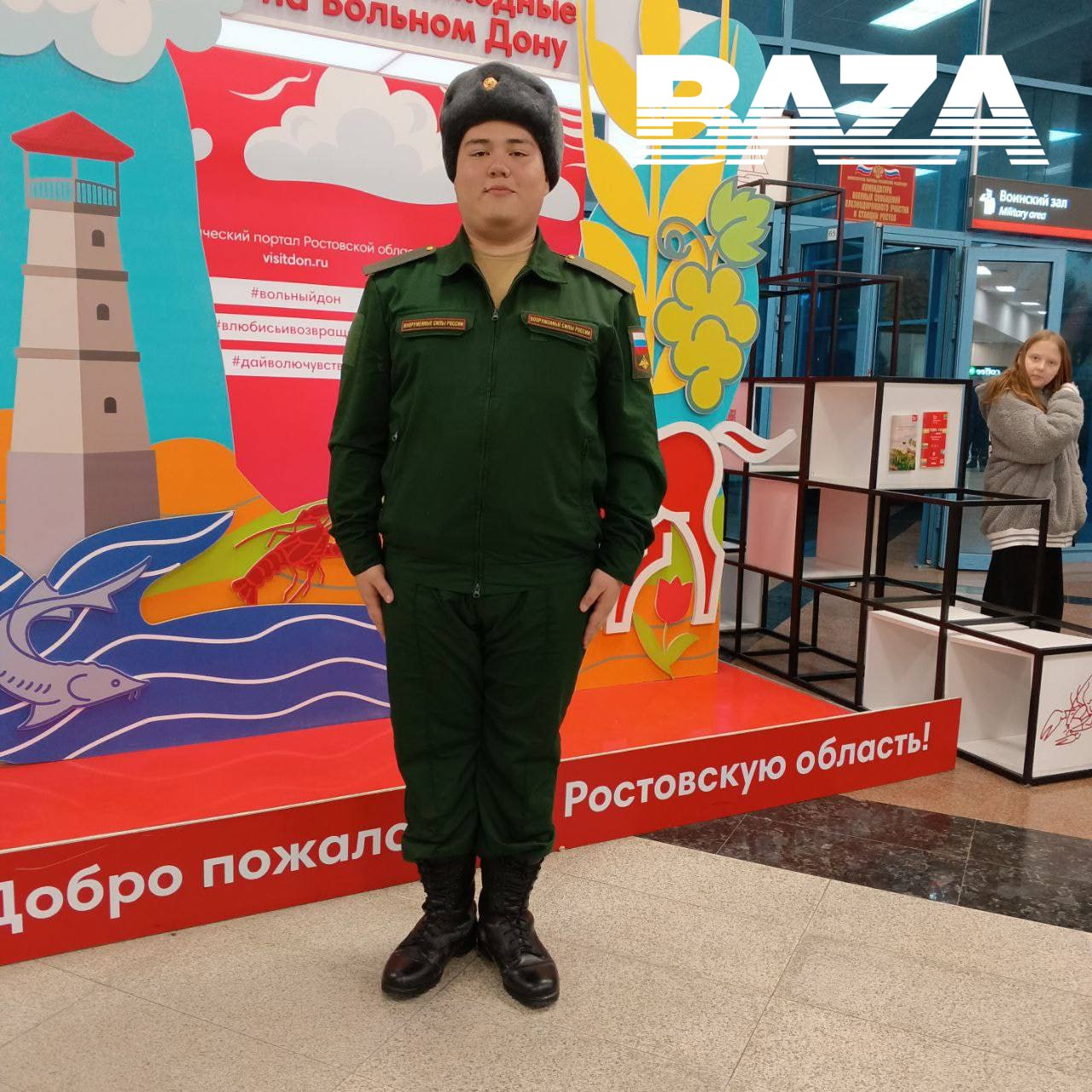 Один срочник погиб и двое пострадали на учениях под Петербургом — СМИ  По данным «Baza», срочники устанавливали рядом с ЛЭП макеты антенн, задели ими провода и получили удар током.     Погибший — 21-летний Валерий Пукас, он служил в Кронштадте, сообщает издание со ссылкой на родных. 25 июня вместе с сослуживцами  поехал на учения в поля в окрестностях города. Срочников сопровождали старший лейтенант и старший сержант. Спустя два дня родителям Валерия сообщили, что он погиб из-за «нарушения техники безопасности».   Семья Валерия считает, что вина за смерть сына лежит на офицерах, так как они не провели инструктаж по технике безопасности при работе вблизи ЛЭП. Также сообщается, что у солдат не было средств защиты: резиновых перчаток и сапог. Родственники будут добиваться наказания командиров, пишет издание.