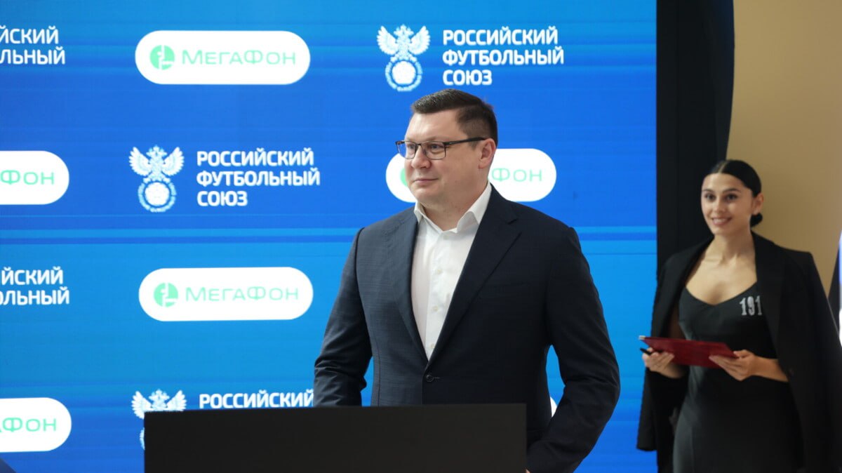 Митрофанов оценил вероятность допуска сборной России на ЧЕ-2028   Генеральный секретарь РФС в кулуарах ПМЭФ заявил Матч ТВ, что в нынешних реалиях у национальной команды больше шансов получить допуск на чемпионат Европы‑2028, чем на чемпионат мира‑2026.     Квалификация ЧМ в Европе уже началась. Теперь сборная России точно мимо финального турнира. Стоит ли рассчитывать на получение wild card?  «Мы об этом говорили, всегда есть опция с wild card»    Заявят нечетной командой?  «Все бывает. В разных группах тоже разное количество команд бывает»    То есть исключать участия сборной России в ЧМ‑2026 нельзя?  «Мы с вами больше реалисты, чем фантазеры. Я об этом уже говорил. Мы же видим сейчас в целом, что нужно не просто решение ФИФА и УЕФА. Этому решению должны способствовать еще и определенные обстоятельства, такие как логистика, визовая история, платежная история и многие другие для полноценного возвращения. У нас есть прецеденты, когда сотрудники РФС, выезжающие при наличии всех необходимых документов на официальные мероприятия ФИФА и УЕФА, не могут въехать в отдельные страны просто потому, что у них российское гражданство. А в случае с командами, особенно юношескими и молодежными командами, где много игроков, количество таких прецедентов может просто увеличиваться. Здесь вопрос про стабильность участия в соревнованиях. Поэтому реально говорить о том, что, на мой взгляд, [допуск] – это отбор к чемпионату Европы 2028 года»  «Газпром‑Медиа Холдинг» выступает генеральным медиапартнером ПМЭФ‑2025. Фонд Росконгресс       Дмитрий Челяпин/Матч ТВ