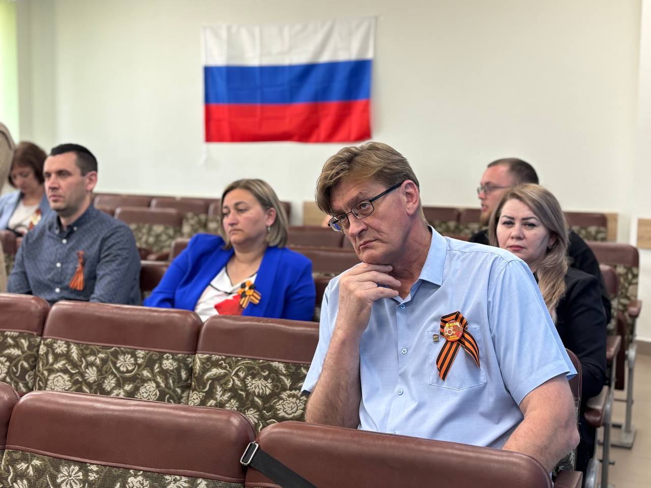 Депутат Государственной Думы Артем Бичаев провел рабочую встречу с депутатами фракции «Единая Россия» в Совете депутатов Черниговского муниципального округа. Встреча прошла в конструктивной и открытой атмосфере и была посвящена обсуждению ключевых вопросов развития округа, реализации партийных проектов и Народной программы «Единой России». Председатель Совета депутатов Черниговского муниципального округа Виталий Гавриленко представил отчет об итогах работы за прошедшие годы. В ходе встречи особое внимание было уделено реализации Народной программы «Единой России» на территории округа. Также были затронуты и проблемные вопросы, с которыми сталкиваются жители Черниговского муниципального округа. Эта встреча стала важным шагом в укреплении взаимодействия между депутатами Государственной Думы и депутатами муниципального уровня, а также в обеспечении эффективной реализации партийных проектов и программ на благо жителей Черниговского муниципального округа. #ЕР185 #ЕдинаяРоссия