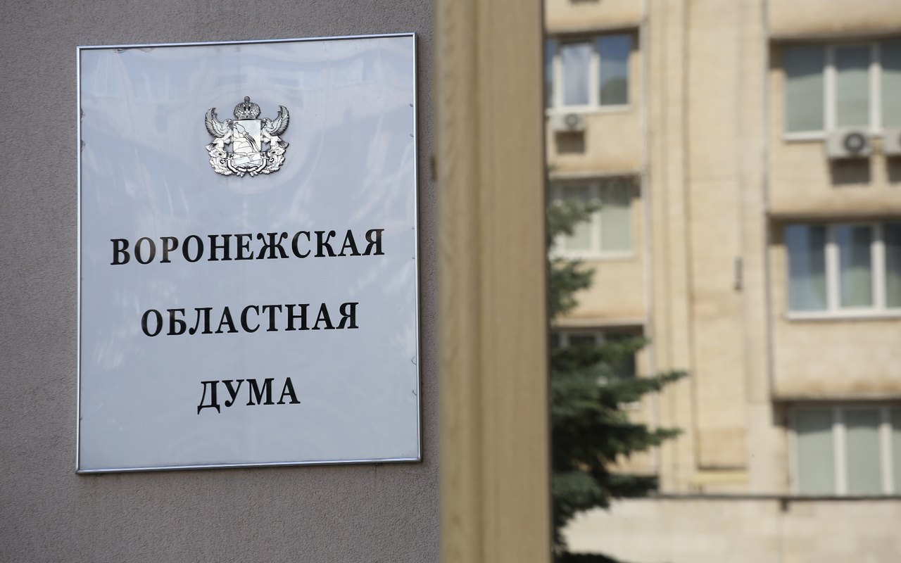 Финансовый срез выборов кто из кандидатов в депутаты Воронежской облдумы в 2024 году заработал больше остальных В преддверии выборов депутатов Воронежской облдумы Абирег проанализировал финансовые декларации кандидатов Анализ показал не только уровень годовых доходов отдельных политиков но и существенные различия между ними Лидером по заработкам стал кандидат от КПРФ Павел Чупринов который за год задекларировал 87 млн рублей Примечательно что основная часть средств хранится на банковских счетах а не в недвижимости или бизнесе Его имущественный профиль невелик участок жилой и садовый дома две квартиры Второе место в рейтинге занял Василий Жабин представляющий Справедливую Россию Он задекларировал чуть более 4 млн рублей но отличается солидными банковскими накоплениями более 23 млн рублей Только проценты по вкладам принесли ему почти 1 5 млн рублей В числе его имущества два автомобиля катер гидроцикл нежилые помещения и доли в квартирах Доходы следующих в рейтинге Абирега кандидатов в шесть раз меньше Максим Артамонов Справедливая Россия и Гаджи Амрахов ЛДПР задекларировали примерно по 12 13 млн рублей каждый в основном от предпринимательской деятельности Артамонов также получает зарплату в ООО Вымпел 413 7 тыс рублей за год Амрахов 439 9 тыс рублей в АНОПО Автомобильный правовой техникум Артамонову принадлежат четыре участка два дома и автомобиль Амрахову участок квартира половина здания и автомобиль На их фоне кандидат от Справедливой России Сергей Сожигаев выглядит почти аскетом его доход составил около 4 1 млн рублей из которых 3 8 млн принесла зарплата в Концерне Созвездие В собственности только квартира автомобиль и прицеп Остальные кандидаты задекларировали в среднем около 200 тыс рублей за год t me abireg