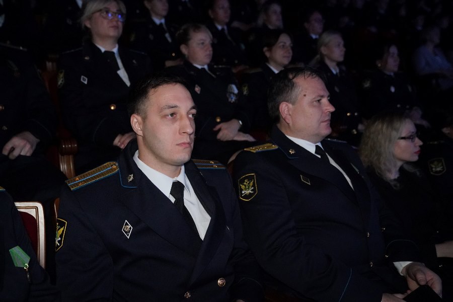 Губернатор поздравил кузбасских приставов со 160 летием со дня основания службы На торжественный прием пригласили ветеранов Главного управления Федеральной службы судебных приставов России по Кузбассу и действующих сотрудников которые ежедневно несут службу обеспечивая исполнение решения судов укрепление правопорядка и доверия граждан к закону Сегодня за верность присяге и честное служение закону более 30 сотрудников Главного управления Федеральной службы судебных приставов России по Кузбассу отмечены региональными наградами   kuzzbas ru news society 77281 html