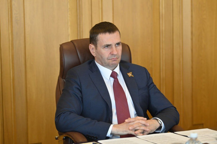 Дмитрий Демешин встретился с торговым представителем РФ в Республике Индонезия Александром Масальцевым Участники встречи обсудили перспективы расширения экспорта региона в Индонезию. Губернатор отметил, что номенклатура экспорта Хабаровского края в Индонезию пока небогата. Преимущественно это топливно-энергетические товары, продукция черной металлургии и рыбная продукция. Александр Масальцев озвучил ряд возможных направлений сотрудничества. Среди них выделены ИТ-сфера, фармпрепараты, удобрения, энергетическое оборудование и другие сферы. Стороны договорились о совместной работе по продвижению на индонезийский рынок продукции под брендом «Сделано в Хабаровском крае». Содействие в оформлении заявок для отработки торгпредством РФ в Индонезии окажет Центр поддержки экспорта Хабаровского края, тел. +7 4212 35-84-45, 77-01-22, info .com.