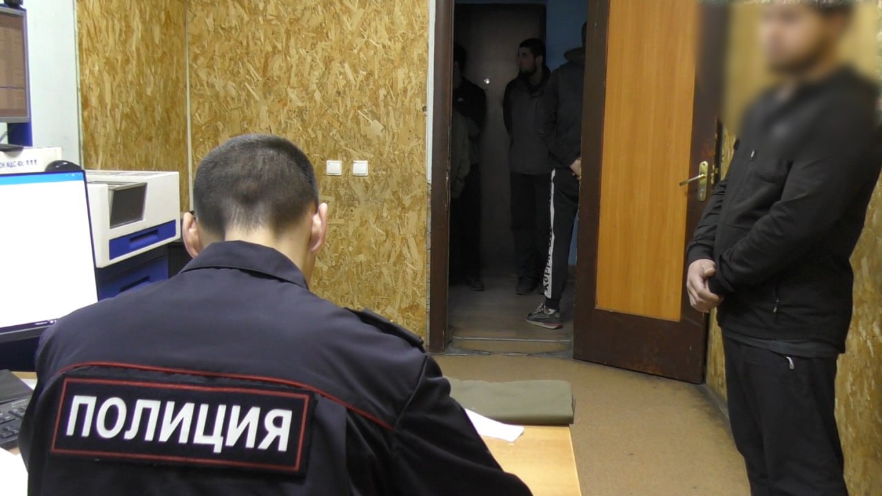 На территории России задержан гражданин Таджикистана, находившийся в международном розыске В Ленинском районе г. Магнитогорска сотрудниками отдела Национального бюро Интерпола ГУ МВД России по Челябинской области совместно с региональным отделом иммиграционного контроля в ходе оперативно-профилактического мероприятия «Нелегал-2025» задержано лицо, прибывшее из Таджикистана. Установлено, что фигурант разыскивается по запросу компетентных органов указанного государства за совершение мошенничества. В стране гражданской принадлежности злоумышленнику грозит до 8 лет лишения свободы. Скрываясь от правосудия, гражданин Таджикистана до объявления в розыск прибыл в Россию, где проживал в г. Магнитогорске, пока его не задержали. Лицо будет находиться под арестом до принятия решения о его выдаче в целях осуществления уголовного преследования. #мвд74 #полиция74 #Челябинскаяобласть #Нелегал2025