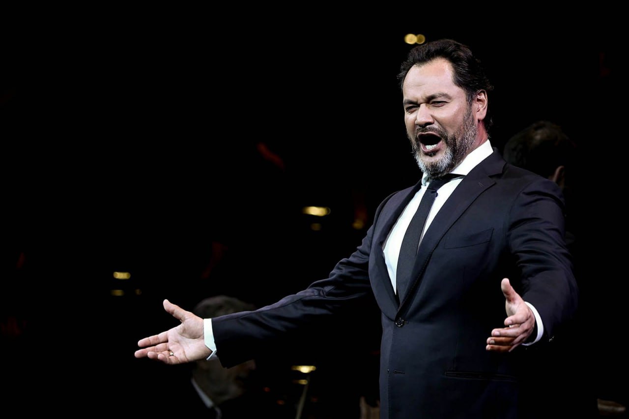 Певцу и руководителю Севастопольского театра оперы и балета Ильдару Абдразакову присвоено звание народного артиста России Указ подписан Президентом РФ 11 декабря исполнится год как Абдразаков принял руководство севастопольским театром Севкор теперь в MAX Читайте Севкор