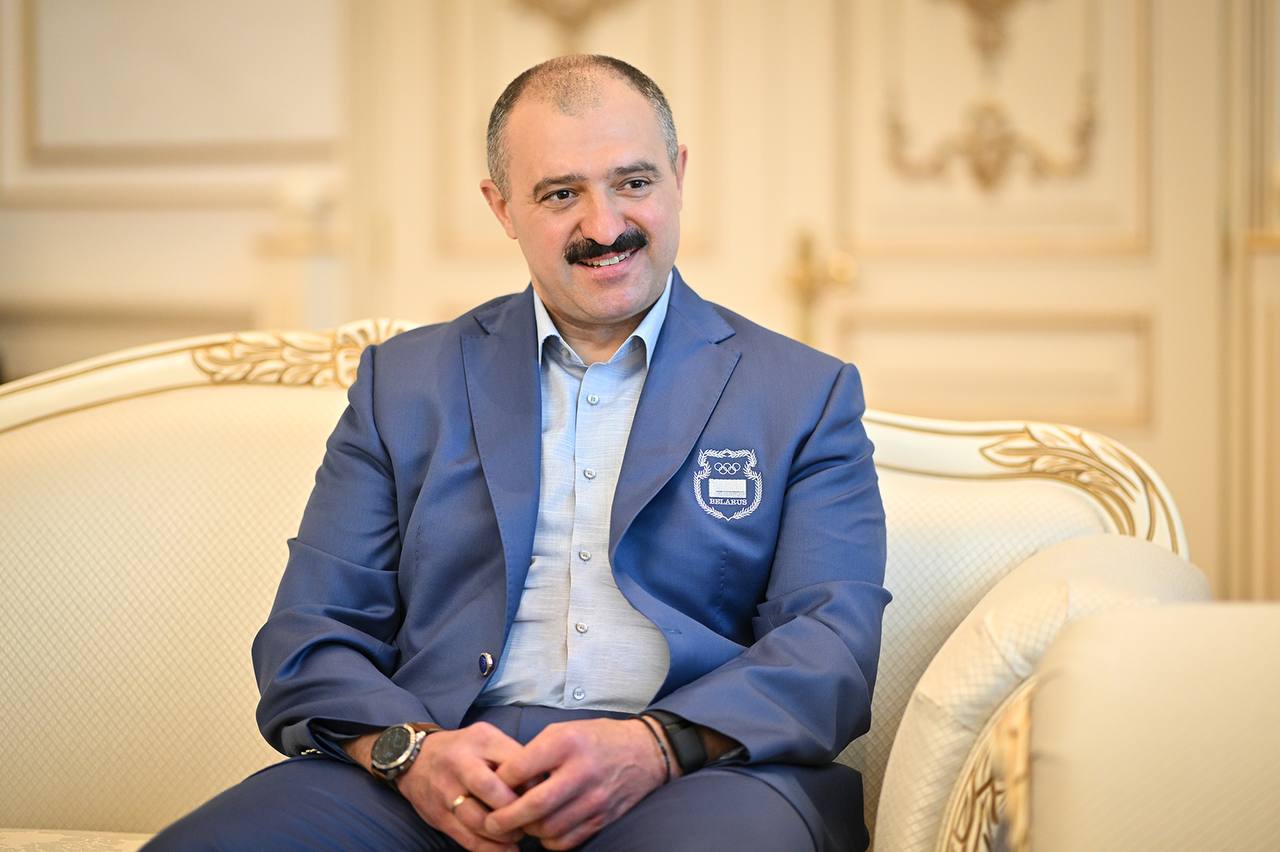 Республика Беларусь и Приморский край продолжат укреплять сотрудничество в области спорта. Об этом сегодня в Минске договорились Президент НОК Беларуси Виктор Лукашенко и глава Приморского края Олег Кожемяко. Глава олимпийского комитета поблагодарил руководителя российского региона за приглашение на соревнования и отметил важность укрепления связей в спортивной сфере. "Наши ребята, кто уже принимал участие, к примеру, в играх "Дети Приморья" вошли в юношеские сборные по видам спорта, готовятся к Европейскому юношескому фестивалю, который состоится в июле. Они почувствовали уверенность в себе, повысили свое мастерство. Поэтому мы готовы с удовольствием дальше приезжать и выступать в различных турнирах на территории Приморского края", – отметил Виктор Лукашенко. Олег Кожемяко пригласил белорусских атлетов на международные Игры "Дети Приморья" и абсолютный чемпионат России по боксу в 2026 году, а также на турнир по боксу памяти Виктора Сахарова и Кубок Губернатора Приморского края по гребле на байдарках и каноэ, которые уже в сентябре состоятся во Владивостоке. "Белорусские команды хорошо зарекомендовали себя ранее на спортивных стартах в Приморском крае. Мы бы хотели пригласить больше ваших юных атлетов из областей, дать им шанс попробовать себя на международной арене. Участие традиционно примут также спортсмены из Китая, КНДР, Узбекистана, иные страны СНГ, регионы Российской Федерации. В ближайшее время календарь и виды спорта предложим на рассмотрение белорусской стороне", – сказал Олег Кожемяко. Губернатор Приморского края поблагодарил Виктора Лукашенко за активное участие белорусских команд в турнирах на Дальнем Востоке и выразил готовность к новым предложениям по расширению сотрудничества.