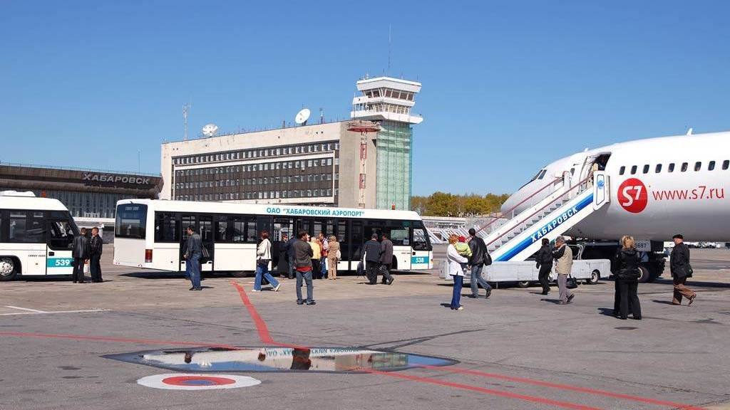 Airbus 330, летевший из Владивостока в Москву, вынужденно сел в аэропорту Хабаровска из-за вибрации двигателя, на борту находились 345 пассажиров и 12 членов экипажа - экстренные службы Гуд Афтенун Новости