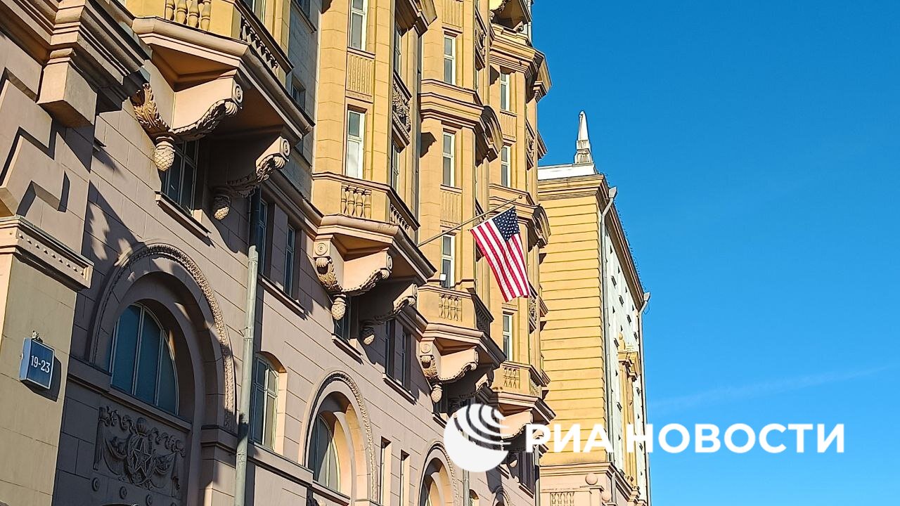 Флаг над посольством США в России, приспущенный ранее в знак траура по экс-президенту Картеру, поднят после указа Трампа