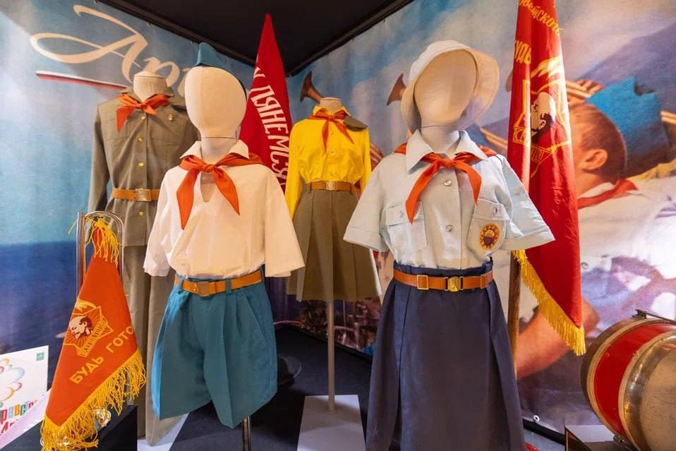 В Музее Победы открылась выставка к столетию Международного детского центра "Артек". Здесь собрали вещи, которые помнят целую эпоху: первые документы лагеря, расписание дня, форму артековцев и вожатых, красное знамя с клятвой, горн и барабан. Всё это — не просто экспонаты, а часть истории, которую создавали дети и их наставники. Особое место на выставке занимает военное прошлое "Артека". Воспитанники и сотрудники лагеря воевали на фронте, помогали партизанам, спасали раненых, участвовали в Параде Победы. Многие из них ушли защищать страну ещё подростками. Их истории вызывают уважение и гордость. Экспозиция будет работать до 26 июня на площадке "Школьного Музея Победы". Это шанс увидеть редкие реликвии из музея истории "Артека", Московского дворца пионеров и семейных архивов. Каждый экспонат — напоминание о том, как много значит для страны детство, наполненное смыслом и заботой.
