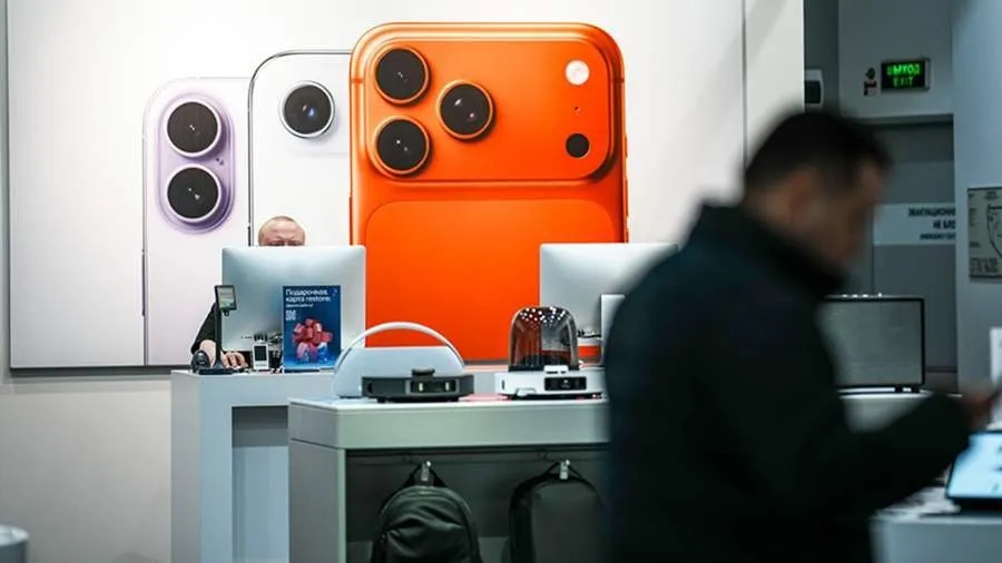 В России упал спрос на дорогие смартфоны склады ритейлеров переполнены гаджетами Apple и Samsung Коротко о ситуации в экономике Покупатели стали реже брать премиальные модели поэтому продавцы вынуждены снижать цены чтобы освободить склады С начала года iPhone 17 подешевел на 25 30 старшие версии на 15 20 Устройства Samsung потеряли в цене от 5 до 17 в зависимости от модели сообщили Известия В конце 2025 и начале 2026 года продавцы активно закупали технику рассчитывая на высокий интерес покупателей Но спрос оказался ниже ожиданий по оценкам экспертов продажи смартфонов в первом квартале 2026 просели примерно на 15 по сравнению с аналогичным периодом прошлого года Покупатели стали экономить В результате предложение заметно превысило спрос и цены начали снижаться Дополнительное давление на стоимость оказывают курс рубля завершение стартового ажиотажа и сезонный спад После праздников покупатели традиционно тратят меньше а второй квартал считается низким сезоном для дорогих покупок При этом хранение товара на складе обходится бизнесу дорого поэтому компании стараются быстрее продать устройства даже с дисконтом Снижение стоимости следствие затоваривания складов продавцы переоценили спрос на дорогие гаджеты в условиях сокращающейся потребительской активности и теперь вынуждены продавать их со скидками Денис Кусков гендиректор TelecomDaily По его словам часть покупателей сейчас переключается на более доступные модели в том числе от китайских брендов Читайте меня в MAX   max ru bloodysx