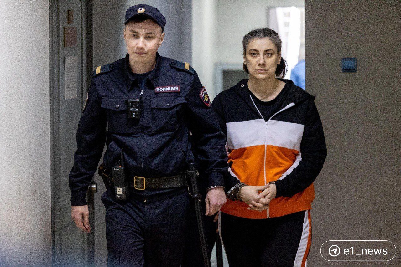 Отец убитого в Екатеринбурге Далера, Худжановиддин Бобиев, потребовал от опекунши мальчика Вероники Наумовой 10 миллионов рублей за смерть сына. Информацию об этом подтвердила адвокат Наумовой Елена Хорова. Заседание по гражданскому иску состоится в июне. — Мы не согласны с позицией, — коротко ответила Елена Хорова, объяснив, что это чрезмерная сумма. Адвокат отца мальчика, Александр Дмитриенко, отказался комментировать иск, объяснив это переживаниями Худжановиддина. В прошлый раз последний требовал от супруга Вероники — Александра Наумова — 5 миллионов рублей за смерть Далера, но суд отказал в компенсации. Сборное видео о трагедии 2023 года смотрите в этом посте. Решение по уголовному делу могут принять этим летом.