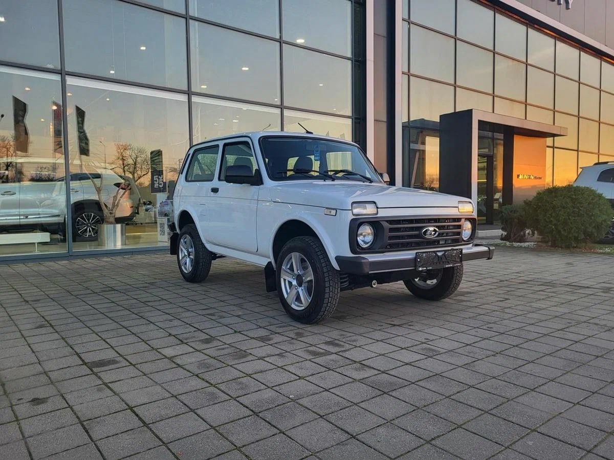 АвтоВАЗ поднял цены на Lada Niva АвтоВАЗ повысил стоимость российского внедорожника Lada Niva Legend во всех комплектациях Как показал мониторинг официального сайта все версии включая трёхдверную и спортивную подорожали ровно на 18 000 рублей Теперь цены начинаются от 1 099 000 рублей за базовую комплектацию Classic и достигают 1 752 000 рублей за версию Sport Согласно данным портала Лада Онлайн повышение связано с возвращением в базовое оснащение всех модификаций подушек безопасности и системы автоматического вызова экстренных служб ЭРА ГЛОНАСС Эти системы ранее временно отсутствовали из за санкционных ограничений на поставку компонентов   Подпишись на MASHNEWS