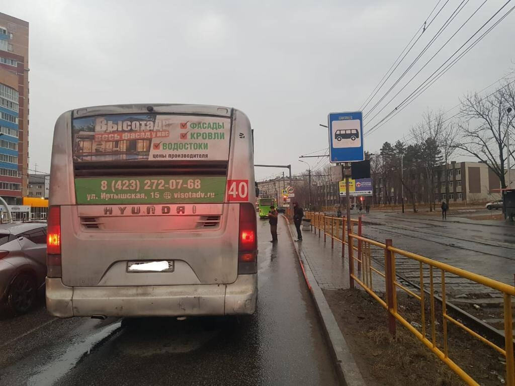 Водитель автобуса наехал ребенку на ногу в Хабаровске  Как сообщили в городской Госавтоинспекции, сегодня около 7:40 водитель автобуса № 40 совершил наезд на несовершеннолетнего. Инцидент произошел в районе дома № 94 на улице Краснореченской.  Ребенка доставили в больницу, ему оказана медицинская помощь. На данный момент устанавливаются обстоятельства происшествия.  Обновление: прокуратура Индустриального района Хабаровска организовала по данному факту проверку. Ведомство также контролирует ход проверки, организованной правоохранительными органами.    Будь в курсе событий.