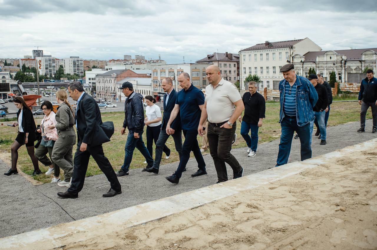 В Курске на Полугоре обустраивают пространство для отдыха Благоустройство территории уже началось. - Важно, что это не капитальные работы: здесь всё преображается с помощью «лёгких» подручных материалов: разровнен песок под основные конструкции и щебень - под дорожки позже их укроют слоем щепы , установлены бетонные перекрытия. На следующей неделе завезут баннеры. После из быстровозводимых конструкций смонтируют амфитеатр, зоны для коворкингов, выставок предпринимателей или ремесленников , занятий спортом, фуд-корты, - рассказал врио губернатора Александр Хинштейн. Амфитеатр станет центральной точкой: там установят экран, подведут колонки и свет. Это позволит проводить концерты и кинопоказы под открытым небом. Также на Полугоре будет бесплатная зона Wi-Fi. - Ещё один вопрос - ограждение территории вдоль дороги. Есть предложение сделать деревянный забор, а на нём - исторические граффити, это мы увидели у наших коллег в Туле. По материалу пока решаем, - рассказал Александр Хинштейн. - Работы планируется завершить до середины июля. Конечно, сделаем всё, чтобы площадка была всесезонной: прежде всего, установим зоны отдыха с шатрами. Они помогут и в жаркую, и в дождливую погоду. Вдоль дороги за лето приведут в порядок фасады домов напротив часть из них - объекты культурного наследия и ступени от Красной площади. Ограждения при подходе к цирку тоже предполагается освежить. Сейм Курская область