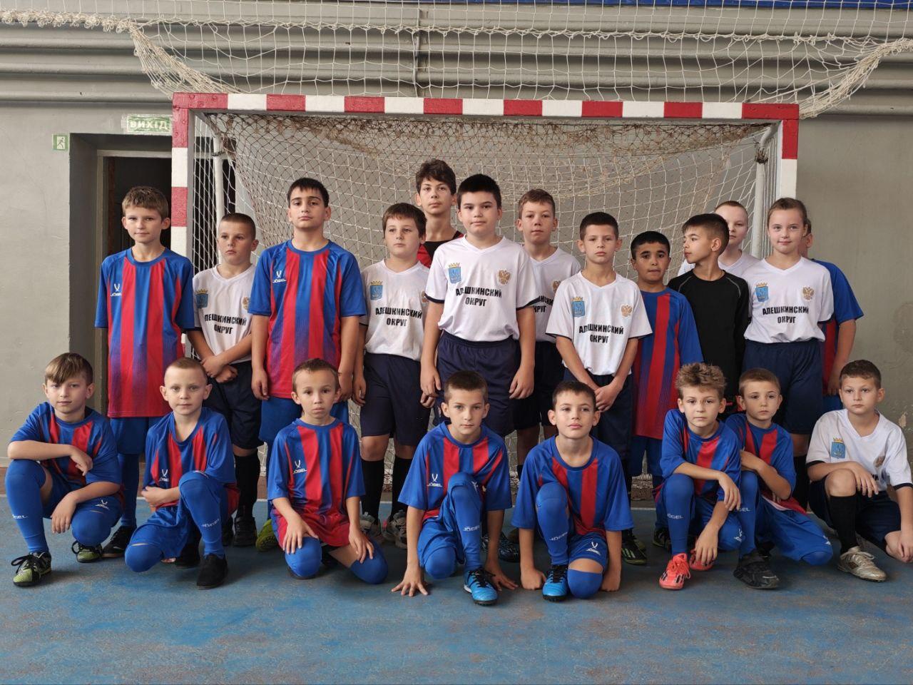 Будущее футбола Херсонщины На базе Центра развития физической культуры Джарылгач состоялась товарищеская встреча по футзалу приуроченная ко Дню народного единства В соревнованиях приняли участие юные футболисты из Скадовского и Алешкинского муниципальных округов Мероприятие собрало многочисленных болельщиков и родителей которые стали свидетелями яркой и бескомпромиссной игры Матч прошел в напряженной борьбе и завершился боевой ничьей На поле были и красивые голы и эффектные комбинации и досадные ошибки все что делает детский футбол по настоящему зрелищным и эмоциональным Такие встречи не только укрепляют спортивные связи между муниципальными образованиями но и являются важным вкладом в развитие детского спорта Мы видим с каким энтузиазмом ребята выходят на поле и это вселяет уверенность что у футбола Херсонщины есть большое будущее отметил глава Скадовского округа Александр Дудка