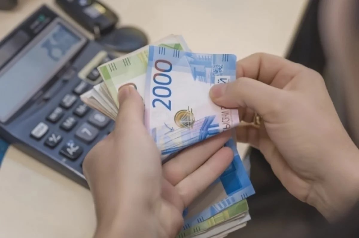 Школу в Петербурге обязали выплатить 150 тысяч за перелом у ученика Прокуратура Невского района через суд добилась компенсации морального вреда школьнику получившему перелом пальца на перемене Невский районный суд Санкт Петербурга удовлетворил иск прокуратуры к образовательному учреждению Поводом для разбирательства стало обращение матери десятилетнего мальчика пострадавшего в учебном заведении Инцидент произошёл 31 марта Во время перемены ребёнок бежал по коридору споткнулся о край парты и мебель упала ему на правую ногу Врачи диагностировали закрытый перелом пальца стопы В течение месяца школьник не мог посещать занятия Подробности тут