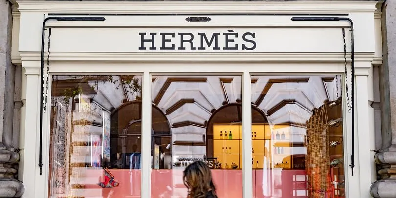 Акции Hermès понесли максимальные внутридневные потери за всю историю компании Стоимость бумаг французского дома моды Hermès на торгах 15 апреля обвалилась на 14 22 к уровню закрытия предыдущего дня и на минимуме составила 1529 5 С начала года бумаги потеряли в цене около 28 Как пишут Reuters и Bloomberg такая динамика является последствием конфликта на Ближнем Востоке Его эскалация привела к снижению туристической активности в Европе а также к падению продаж на Ближнем Востоке Подробнее Акции Hermès понесли максимальные потери за день за всю историю компании Подписаться на канал Мы в MAX