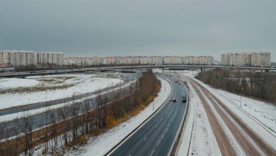 В Казани рассматривают строительство трех новых платных дорог  В столице Татарстана после запуска первой городской платной дороги — Вознесенского тракта, который планируется открыть к концу 2024 года, могут появиться ещё 3 платных магистрали.  Об этом сообщает «БИЗНЕС Online».  В планах значится строительство дублера Горьковского шоссе, десятикилометрового обхода Дербышек, а также продление Вознесенского тракта до Пестрецов протяженностью 19 километров.  Реализация новых дорожных проектов может осуществляться за счет средств, полученных от эксплуатации Вознесенского тракта.    KazanFirst     в бот