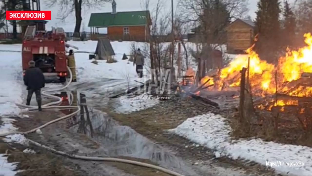 В горевшем доме обнаружено тело пенсионера   В Гдовском районе, в деревне Раскопель, произошло возгорание частного дома.  К прибытию пожарных подразделений, дом и сарай полыхали открытым огнем.  По предварительным данным, в строении находился 77-летний хозяин дома.   На месте работали бригада скорой помощи, пожарные подразделения и сотрудники полиции, следственно-оперативная группа.  Обстоятельства возгорания и причины гибели пенсионера выясняются.  #Гдовскийрайон