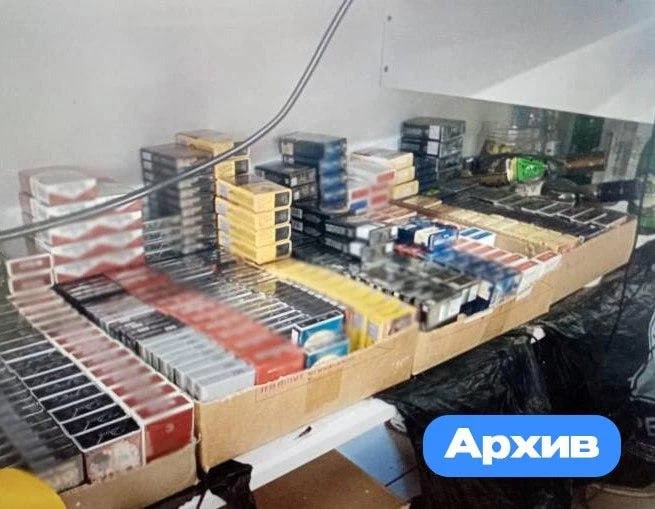 Карталинский предприниматель осуждён за продажу немаркированных товаров  50-летний бизнесмен закупал немаркированные сигареты и алкоголь на челябинском рынке, после чего продавал их в своём магазине в Карталах. В ходе обысков правоохранители изъяли более 16 тысяч пачек сигарет и 369 бутылок водки, которые хранились как в торговой точке, так и в гаражном боксе.   Экспертиза показала, что крепость изъятого алкоголя составляла 30-36%. Общая стоимость контрафактной продукции превысила 2,1 миллиона рублей.  ПОДРОБНЕЕ  URALPRESS.RU