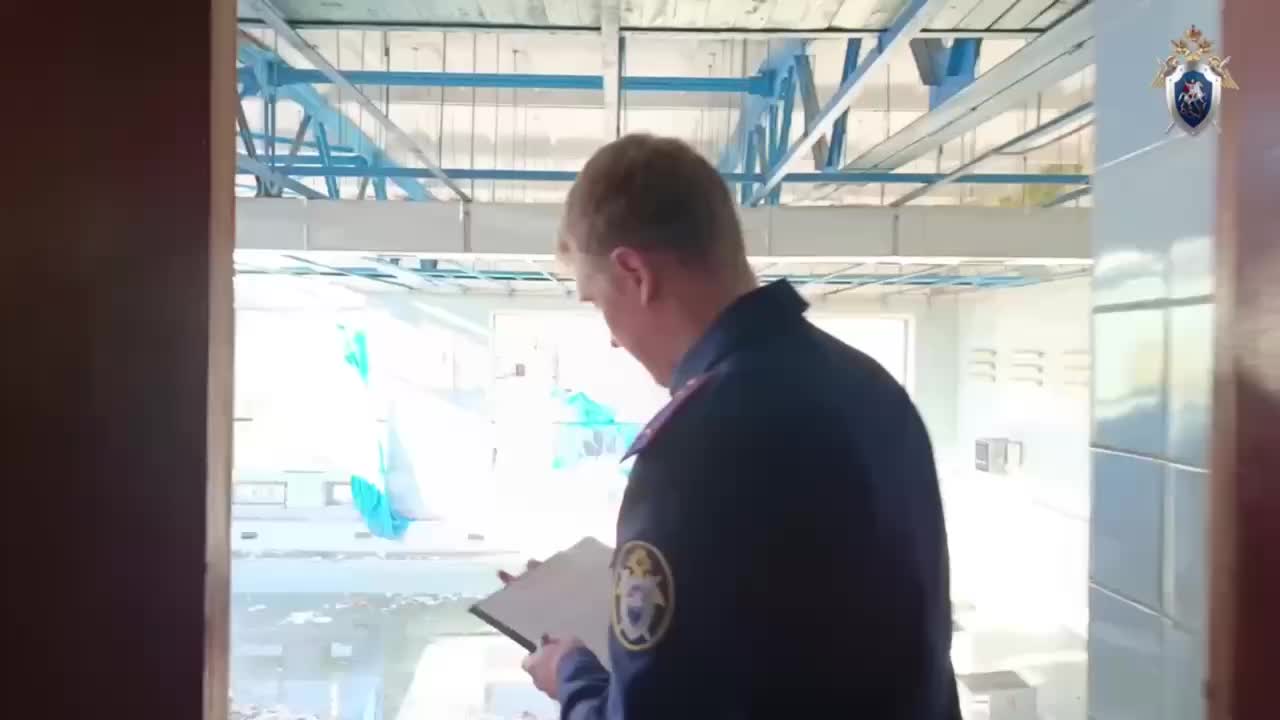 Директор школы в Приморье обвиняется в халатности после обрушения потолка в бассейне