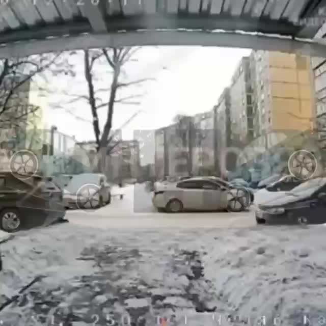 Школьник в Челябинске прилип языком к домофону на морозе, видео стало вирусным