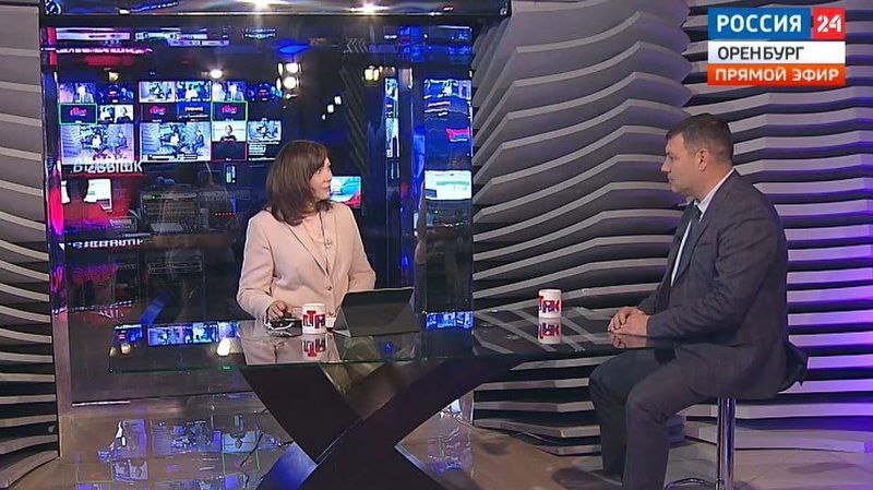 Итоги дорожного сезона и планы на 2026 год озвучили в эфире ГТРК Оренбург В эфире программы Телевышка ГТРК Оренбург заместитель главы Оренбурга по градостроительству земельным вопросам и дорожному хозяйству Владимир Гирин озвучил результаты работы текущего года и рассказал о планах на 2026 г В этом году в Оренбурге в том числе в рамках национального проекта Инфраструктура для жизни отремонтировано свыше 20 км дорог Проведены в порядок улицы Гастелло Державина Пионерскую Шоссейную Ленинскую на участке от ул 8 Марта до ул Пролетарской пер Каширина дублер ул Терешковой и другие Ремонт некоторых городских улиц планируется продолжить в 2026 г Это начнут делать как только наступят благоприятные погодные условия В этом году отремонтировано свыше 16 км внутриквартальных проездов в том числе на ул Ткачева пр Победы Гагарина и других Впервые к ремонту участков внутриквартальных проездов привлекли городское предприятие БиОз Практику планируется продолжить в следующем дорожном сезоне Знаковыми достижениями 2025 года можно назвать строительство и ввод в эксплуатацию дублера ул Чкалова Продолжается работа по объектам капитального вложения в том числе по ул Тихой Она играет ключевую роль в развитии городской экономической зоны Ямочный ремонт в Оренбурге полностью завершен Продолжается внедрение информационно интеллектуальной транспортной системы на светофорах Оренбурга Первые объекты уже оборудованы на перекрестке пр Победы и ул Степана Разина ул Терешковой и Орской В настоящее время настраивают адаптивное управление светофоров на ул Чкалова и пр Гагарина Работы на следующий год стартовали с опережением графика В 2026 году приведут в порядок еще около 20 км ВЕСТИ ОРЕНБУРЖЬЯ в telegram в MAX