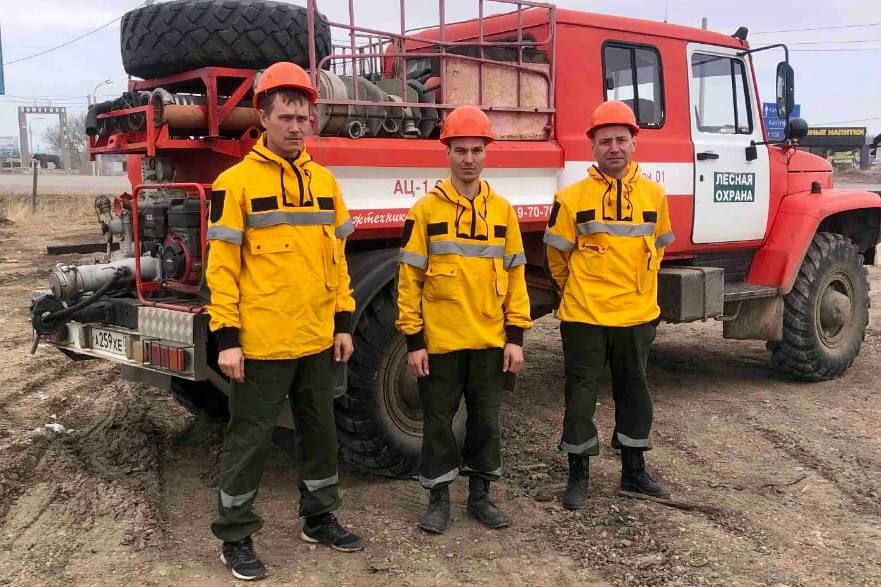 На майские праздники в Приангарье усилено патрулирование лесов В частности, увеличено количество беспилотников, поднимающихся в небо ежедневно. Техника приобретена по нацпроекту «Беспилотные авиационные системы». Пожарную обстановку в лесах контролируют с помощью 61 беспилотного летательного аппарата российского производства. Полеты осуществляются в Братском, Боханском, Иркутском, Ольхонском, Усть-Удинском, Осинском, Шелеховском и Качугском районах. В майские праздники одновременно задействуют до 30 коптеров ежедневно. Чаще всего беспилотники применяют в местах, где высок риск возникновения лесных пожаров. «Майские праздники – время особого риска, многие жители региона едут на дачи, на природу. В очередной раз хочу напомнить о необходимости соблюдения правил пожарной безопасности: не разводите костры, не сжигайте мусор и сухую растительность, огонь легко может перейти на земли лесного фонда», – сказал министр лесного комплекса региона Павел Кирдяпкин. Подробнее – на официальном портале Иркутской области.