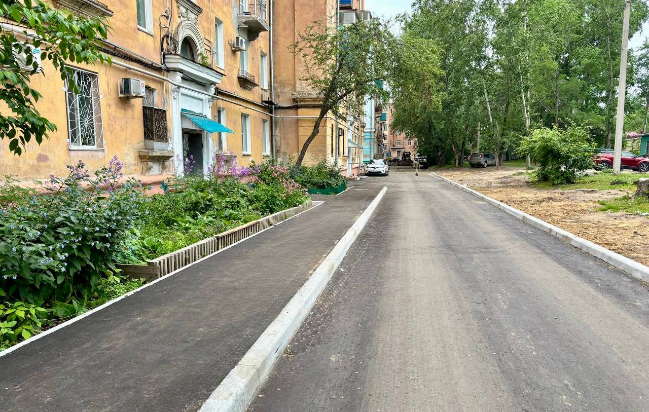 В Комсомольске-на-Амуре руководители управляющих организаций привлечены к административной ответственности за ненадлежащее содержание общедомового имущества Прокуратура г. Комсомольска-на-Амуре провела проверку соблюдения жилищного законодательства. Установлено, что в нарушение лицензионных требований управляющими организациями ООО «УП «Служба заказчика по МКД-Океан» и ООО «ЖКХ- Амур» несвоевременно производен ремонт подъездов в многоквартирных домах, расположенных по пр. Копылова и Мира в Комсомольске-на-Амуре, асфальтовое покрытие на придомовой территории не соответствовало нормативным требованиям. Частично отсутствовало освещение. В целях устранения нарушений закона прокуратурой внесены представления руководителям управляющих компаний. По постановлениям прокурора они привлечены к административной ответственности по ч. 2 ст. 14.1.3 КоАП РФ осуществление предпринимательской деятельности по управлению многоквартирными домами с грубым нарушением лицензионных требований в виде штрафов на общую сумму 50 тыс. рублей. После вмешательства прокуратуры нарушения устранены, проведены необходимые ремонтные работы.