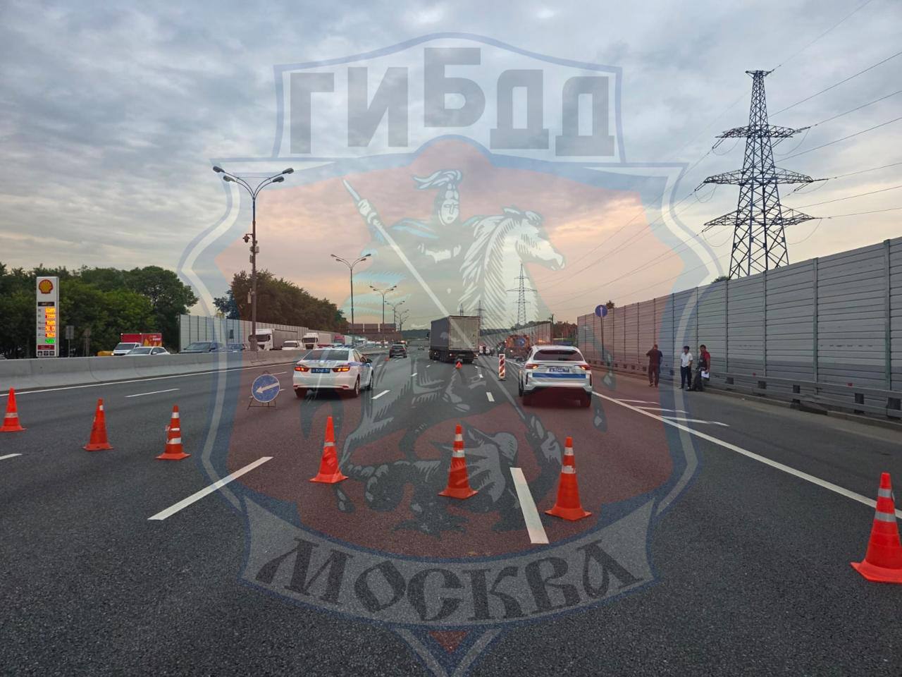 Двое взрослых и ребенок пострадали в аварии на 104 км МКАД. Столкнулись 4 авто, на месте работают сотрудники ГАИ. «Москва»