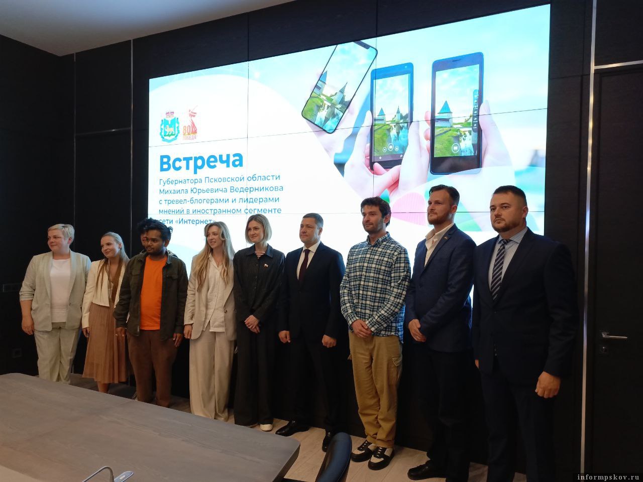 Депутат Госдумы Псковская область лидер в работе с переселенцами Псковская область лидер в работе с переселенцами подчеркнула депутат Госдумы Мария Бутина выступая на встрече губернатора региона Михаила Ведерникова с иностранными тревел блогерами Об этом передаёт корреспондент ПАИ Каждый раз мои тёплые ощущения и приятное отношение к региону становятся всё крепче У меня была возможность заехать в Фонд защитников Отечества Я была во многих регионах и отмечаю где какое отношение Все губернаторы относятся хорошо но вижу с каким теплом вы относитесь к ветеранам СВО и их семьям обратилась Бутина к Михаилу Ведерникову Она также добавила что Псковская область вошла в маршрут тура блогеров так как является лидером по работе с переселенцами Многие практики рекомендованы другим регионам отметила депутат