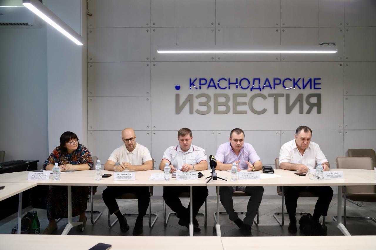 В редакции газеты «Краснодарские известия» прошёл круглый стол «Электросамокаты: запрещать или регулировать?» Обсудили развитие инфраструктуры для средств индивидуальной мобильности — в первую очередь электросамокатов и велосипедов. Вместе с общественниками, ГИБДД и представителем кикшеринга поговорили о текущих вызовах и подходах. Позиция департамента транспорта чёткая: мы не собираемся запрещать СИМ, как это уже сделали в Благовещенске, Елабуге или Ставропольском крае. Мы считаем, что задача города — создать условия, при которых СИМ становятся безопасной, понятной и удобной частью городской среды. Сейчас мы формируем техническое задание для научной работы, которая станет основой обновлённой транспортной концепции. В ней будет предусмотрена полноценная инфраструктура для СИМ: велодорожки, парковочные зоны, маршруты, которые не мешают пешеходам и водителям. Такой подход позволит развивать новые форматы городской мобильности не в ущерб другим участникам движения — а с заботой о всех.