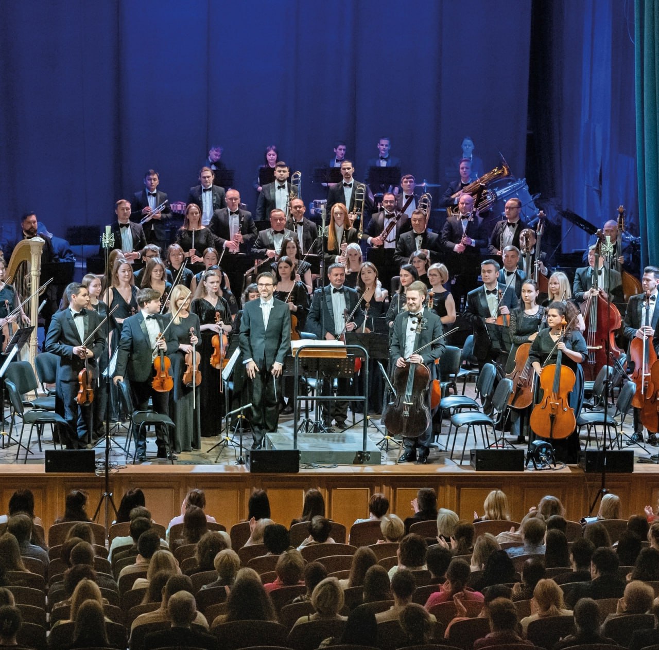 Государственный симфонический оркестр Челябинской области выступит на сцене одного из самых престижных и современных залов России в московском Зарядье 23 января здесь традиционно пройдет концерт приуроченный ко Дню рождения Челябинской области Это событие станет настоящим праздником для любителей классической музыки ведь на сцену также поднимутся выдающиеся солисты народный артист России Денис Мацуев фортепиано мировая звезда оперной сцены народная артистка России Хибла Герзмава сопрано и другие Этот концерт станет шестым зимним выступлением Челябинского симфонического оркестра в Зарядье Коллектив уже зарекомендовал себя на сцене этого зала участвуя в концертах со звездами российской музыки Фото Челябинская государственная филармония ОбластьДостижений74 ГоржусьЧелябинскойОбластью