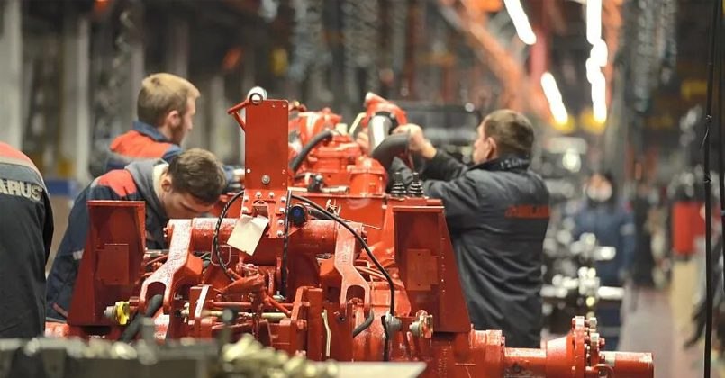 В Минске рассказали об успехах кооперации с «главным стратегическим партнёром» По словам заместителя премьер-министра Беларуси Виктора Каранкевича, такие успехи стали возможны благодаря союзной интеграции с «главным стратегическим партнёром — Россией». В качестве примера Каранкевич привёл совместный проект по созданию многоцелевого самолёта «Освей», подчеркнув его особую важность для Беларуси: участие в разработке позволяет получить уникальные компетенции и приблизиться к числу стран-авиастроителей. Заместитель премьер-министра также напомнил о сотрудничестве с «Роскосмосом» — белорусские предприятия участвуют в разработке целевой аппаратуры для спутников. В целом, по словам Каранкевича, Минск и Москва согласовали около 30 инвестиционных проектов по импортозамещению, находящихся на разных стадиях реализации. «В то же время мы четко осознаем, что достигнуть суверенитета в экономической сфере в одиночку — сложная задача. Поэтому ее нужно решать вместе», — подчеркнул политик.