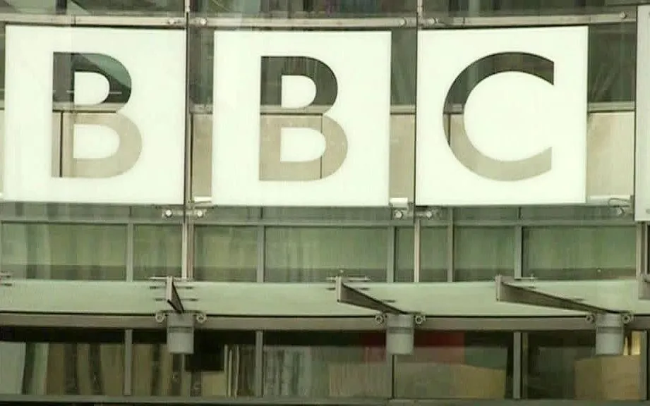 Крупнейшая медиакорпорация BBC планируется сократить около 2 тысяч сотрудников В своём заявлении и о гендиректора компании Талфан Дэвис сообщил такая мера необходима чтобы BBC могла выжить потому что разрыв между расходами и доходами корпорации растёт Уволен будет каждый десятый сотрудник сообщила в эфире Вестей ФМ европейский корреспондент Елена Балаева   smotrim ru audio 5003140