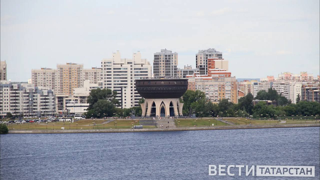 В Татарстане стартует медиаконкурс Добро в эфире для журналистов и блогеров С 15 октября по 16 ноября 2025 года в Республике Татарстан пройдет конкурс Добро в эфире принимающий заявки от журналистов блогеров редакций СМИ и медиаволонтеров освещающих деятельность волонтерского сообщества региона Призовой фонд составляет 250 000 рублей Цель конкурса продемонстрировать разнообразие добровольческого движения Татарстана и поддержать талантливых авторов В этом году вводятся новые номинации включая публикации на татарском языке и освещение инклюзивного волонтерства Также будет специальная номинация для сюжетов о добровольцах специальной военной операции По словам Айрата Мубаракшина руководителя центра добровольчества РТ конкурс станет связующим звеном между теми кто помогает и теми кто о них рассказывает В последние годы наблюдается рост числа участников в 2024 году было подано рекордные 143 заявки Конкурс открыт для различных представителей медиасферы зарегистрированных и незарегистрированных СМИ студенческих медиацентров и отдельных авторов от 16 лет Работы будут оцениваться в нескольких направлениях включая публикации в интернет изданиях социальных сетях и видеоролики Заявки можно подавать через интернет портал Добро Конкурсы Конкурсные работы должны быть опубликованы в 2024 2025 годах Этапы проведения конкурса включают прием заявок оценку работ жюри и церемонию награждения победителей в декабре 2025 года Организаторы конкурса АНО Информационно ресурсный центр добровольчества РТ при поддержке Министерства по делам молодежи РТ и Татмедиа Подписаться Сообщить новость Вести Татарстан в MAX