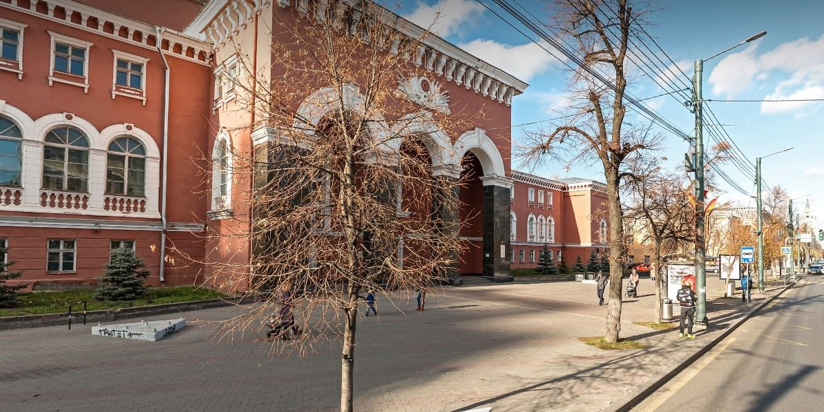 Реставрация Дома офицеров в Воронеже потребует 210 млн рублей Начался поиск подрядчика для масштабной реставрации Дома офицеров бывшей Мариинской гимназии в Воронеже Согласно документам на портале госзакупок начальная цена контракта составляет 210 млн рублей причем основное финансирование 150 млн рублей планируется на 2027 год Заказчиком выступает Министерство культуры РФ которое ожидает завершения работ к концу сентября 2027 года Процесс реставрации разделён на четыре этапа После установки информационного стенда с планом работ подрядчик приступит к подготовительным мероприятиям включающим получение необходимых разрешений Основные реставрационные работы на крыше чердаке фасадах и конструктивных элементах должны быть завершены к августу 2027 года Завершающий этап предусматривает подготовку исполнительной документации и сдачу объекта Подписаться на VRN Град