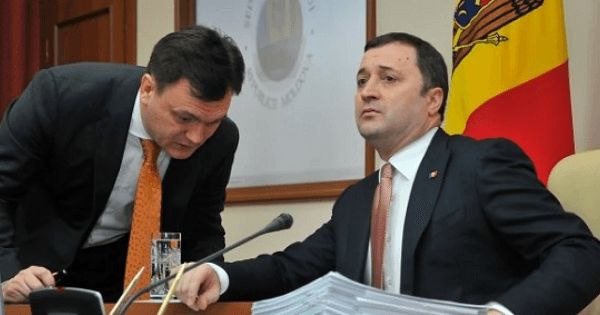 В Молдове предстоящие парламентские выборы 28 сентября скорее всего войдут как самые нелепые и странные в истории страны Центральная избирательная комиссия всё чаще действует по принципу Закона Постикэ одного из своих членов который лишает партий и кандидатов права участия придумывая свои собственные правила и тезисы не имеющие опоры в законе Сегодня Центральная апелляционная палата обязала ЦИК включить Либерально демократическую партию Молдовы ЛДПМ в список партий допущенных к выборам Об этом объявил лидер ЛДПМ Влад Филат Решение может быть обжаловано в Высшей судебной палате в течение трёх дней Ранее Кишинёвская апелляционная палата удовлетворила иск партии Великая Молдова Возобновление рассмотрения дела ЛДПМ стало возможным после решения Конституционного суда который снял вопрос о неконституционности упомянутый в деле ЛДПМ также требовала продлить срок подачи документов для регистрации полного списка кандидатов ЦИК пока не дала официальных комментариев