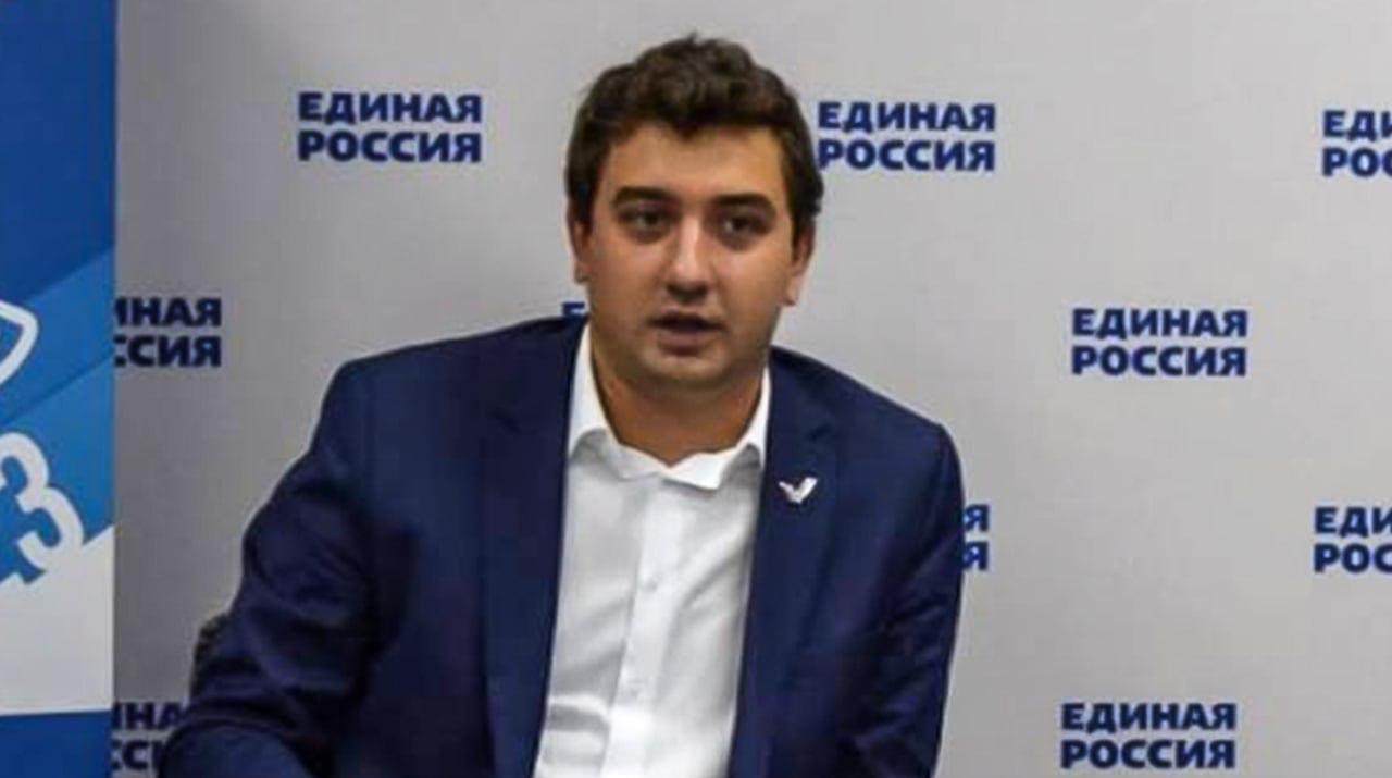 Генсовет Единой России ЕР передаст мандат экс депутата Госдумы Анатолия Вороновского члену заксобрания Краснодарского края Валерию Горюханову на фото Такое решение принято на заседании 12 декабря Политик сказал Ведомостям что в случае решения Центризбиркома о передаче ему мандата в Госдуме он продолжит заниматься той же повесткой что и в ОНФ вопросами социальной и транспортной инфраструктуры Также Горюханов отметил что в первую очередь с новым статусом и с новыми возможностями занялся бы проблемами Сочинского нацпарка Госдума досрочно прекратила полномочия Вороновского 2 декабря На следующий день Басманный суд Москвы арестовал его до 11 января 2026 года Экс депутата обвиняют в получении взятки в особо крупном размере Максимальное наказание по этой статье предусматривает 15 лет лишения свободы Единая Россия Telegram Max