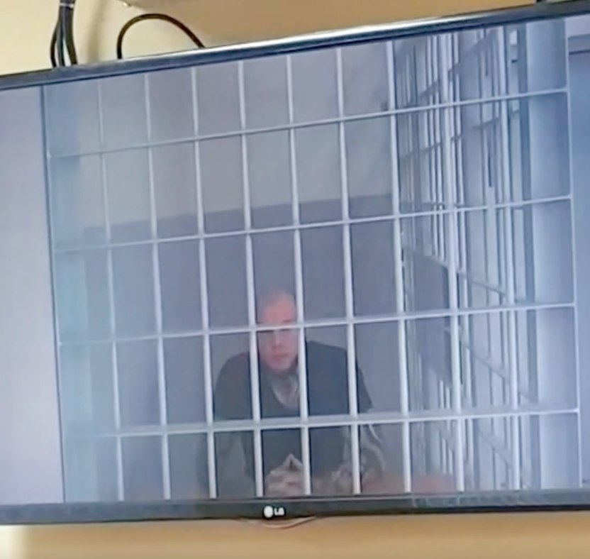 Расчленителя из Мурино упаковавшего тело жертвы в чемоданы и выбросившего их в Неву посадили на 11 лет Суд во Всеволожском районе нахначил 26 летнему Даниилу Кузнецову по статье об убийстве 11 лет колонии строгого режима Его расчленённую жертву называвшую себя Ариной весной нашли в двух чемоданах В конце февраля он выпивал с супружеской парой мужчиной из Москвы и трансгендером из Карелии Лолитой которая раньше была Аркадием в их съёмной квартире на проспекте Авиаторов Балтики в Мурино Произошёл конфликт и Кузнецов нанёс жертве 19 ударов руками и ногами от чего та скончалась на месте Три дня проведя с трупом супруги расчленили его и в двух чемоданах выбросили в Неву в Рыбацком Их нашёл петербуржец решивший искупаться В начале марта пару задержали в Петрозаводске супруга Кузнецова в прошлом тоже являвшаяся мужчиной проходила по делу свидетелем После оглашения приговора подсудимый попросил отправить его на СВО GradSPb   Места СПб TodaySPb   Новости СПб