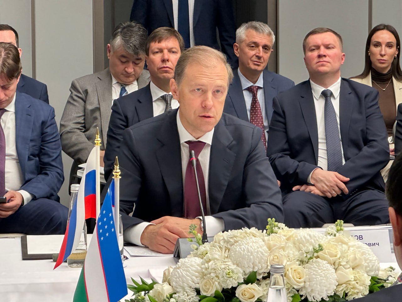 В Ташкенте проходит 26 е заседание межправительственной комиссии по экономическому сотрудничеству между Узбекистаном и Россией В нем принимают участие первый Вице премьер России Денис Мантуров заместитель премьер министра Узбекистана Жамшид Ходжаев а также представители министерств и ведомств двух стран Товарооборот между Россией и Узбекистаном продолжает расти В прошлом году он увеличился более чем на 5 превысив 10 млрд За 9 месяцев текущего года взаимная торговля выросла ещё на 8 за счёт сбалансированного роста экспорта и импорта заявил первый вице премьер России Денис Мантуров Инвестиционное сотрудничество также демонстрирует положительную динамику Портфель совместных проектов достигает 55 млрд В Узбекистане работают свыше 3 тыс предприятий с российским участием около 20 всех компаний с иностранным капиталом в стране