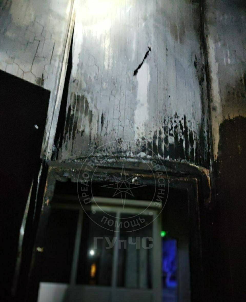 Ночной пожар на молочном комбинате  В Парканах около полуночи 31 мая охранник предприятия вызвал пожарных: в одном из технических помещений молочного корпуса произошло возгорание электрощитовой.   Огонь быстро распространился по потолку и стенам. Тушить пожар прибыли два расчёта из Бендер. На полную ликвидацию возгорания площадью 300 квадратных метров потребовалось около двух часов.   В результате огнём повреждены стены, потолок, сэндвич-панели, пластиковая дверь. Помещение закопчено. Электрощитовая выгорела полностью.   Причина пожара — короткое замыкание электропроводки.   ГУпЧС напоминает: перегрузка сети, старые кабели и некачественный монтаж — частые причины пожаров. Регулярная проверка электросетей — ваша защита от беды.     Пресс-центр МВД ПМР